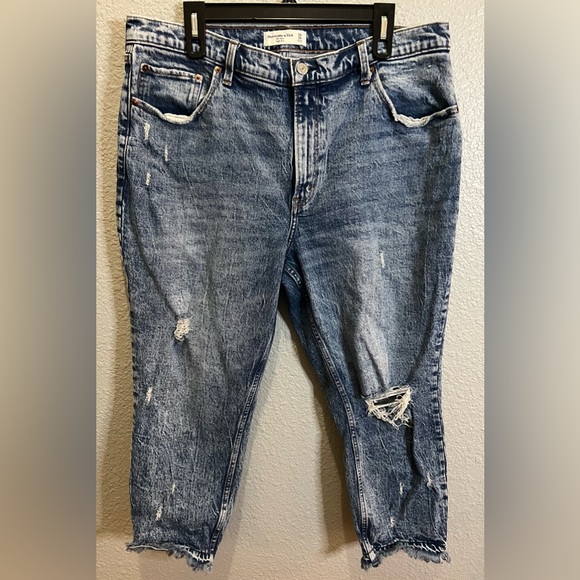 Abercrombie & Fitch Denim - Abercrombie & Finch the Mom high rise 34/18s distressed